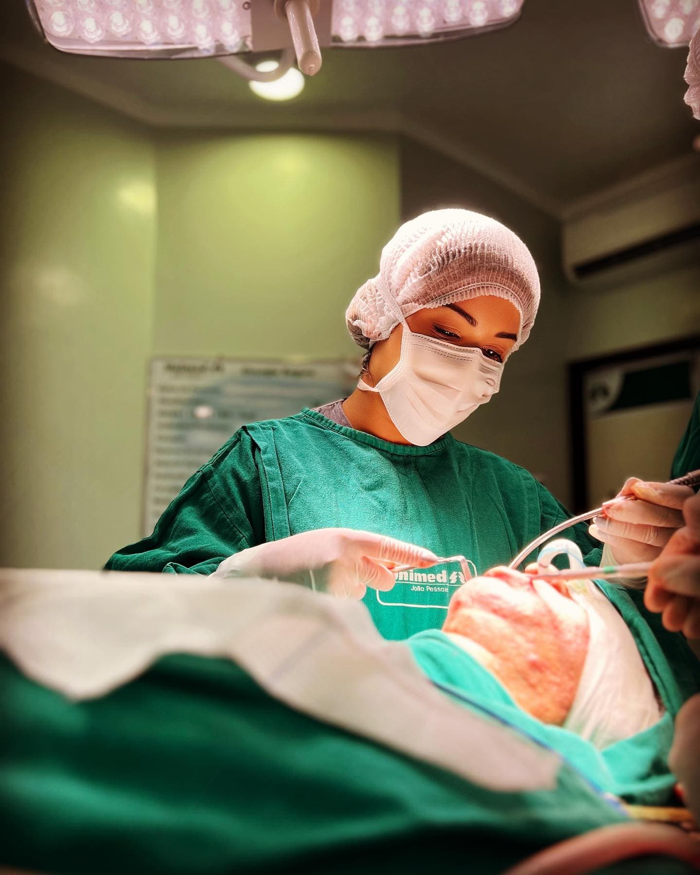 Dra. Cinthya Correia - Especialista em Implante Dentário em João Pessoa